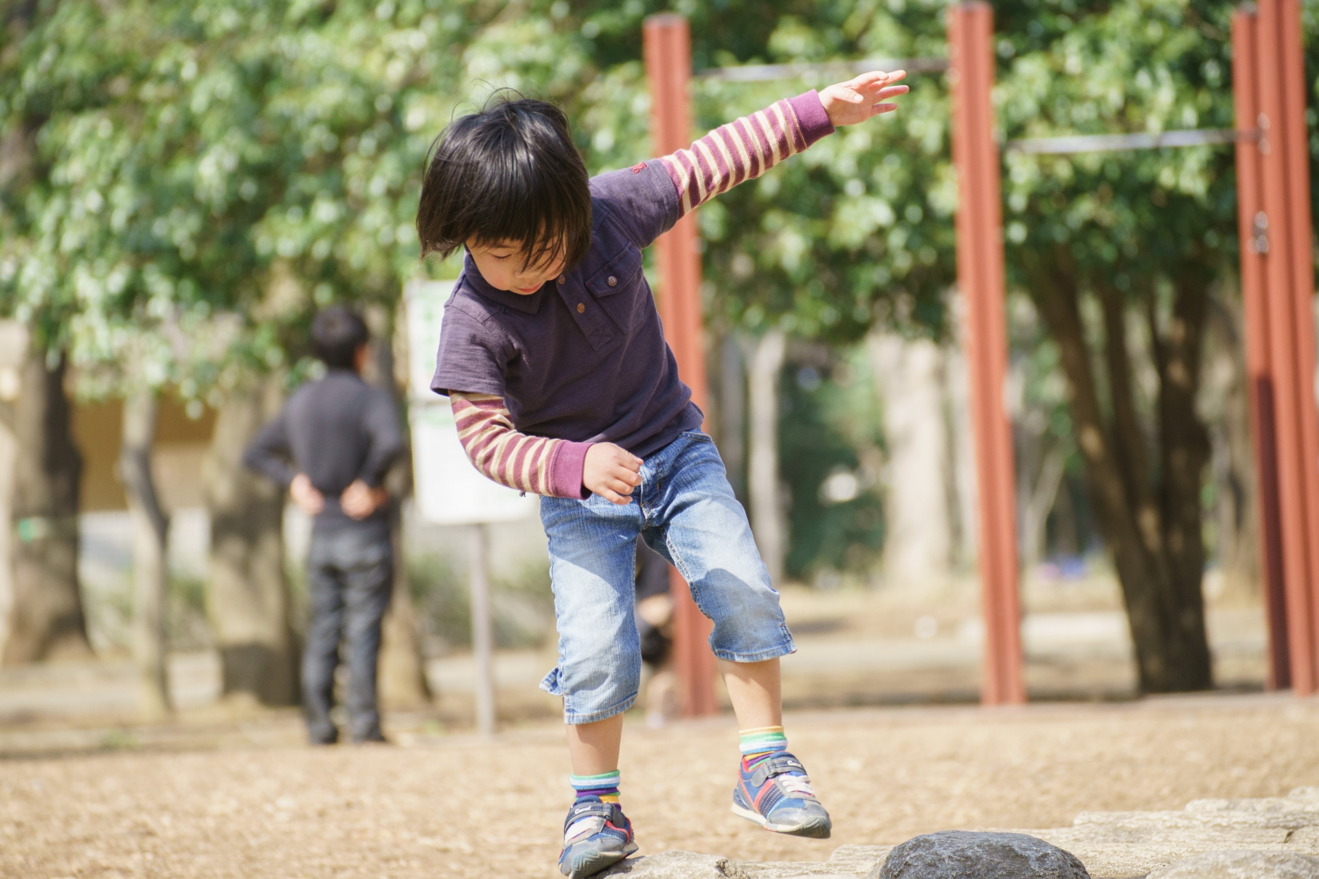 子供がスキップしている